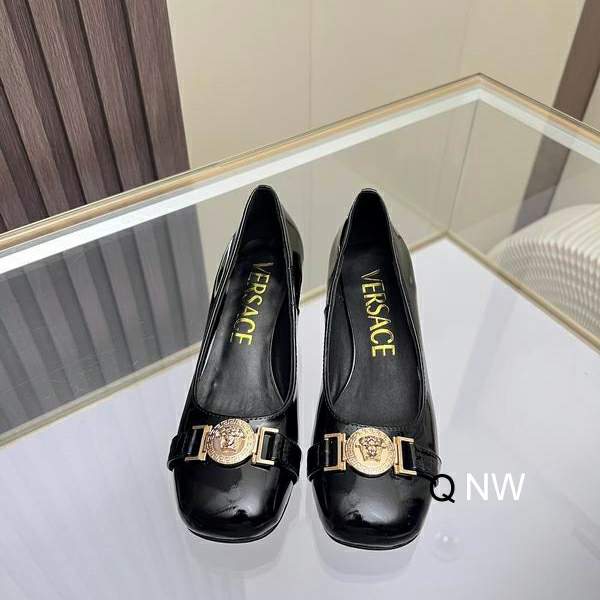 Picture of Versace Shoes _SKUVersacesz35-40NW040220408